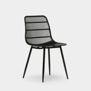 La silla de comedor Vera es la opción perfecta para los que buscan un diseño de tendencia polivalente para interior o exterior. Fabricada en polipropileno con respaldo de rejilla y reposabrazos