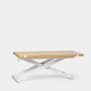 Aprovecha al máximo el espacio de tu hogar con la mesa de centro elevable y extensible Tapi. Su estructura metálica permite elevarla a la altura de una mesa de comedor
