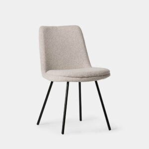 Añade un toque de estilo y confort a tu comedor con la silla de comedor Tera. Su suave tapizado en bouclé gris topo y sus patas metálicas negras ofrecen un equilibrio perfecto entre elegancia y comodidad. Disponible en varios tapizados