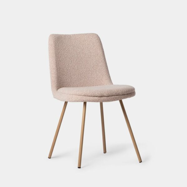 Añade un toque de estilo y confort a tu comedor con la silla de comedor Tera. Su suave tapizado en bouclé rosa y sus patas metálicas efecto madera ofrecen un equilibrio perfecto entre elegancia y comodidad. Su diseño versátil la convierte en una opción perfecta para el comedor