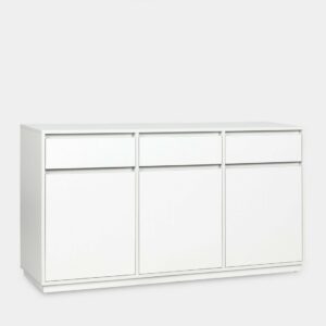 Dale un toque nórdico a tu hogar con el aparador Oslo en madera de color blanco. Equipado con tres cajones superiores y tres puertas abatibles