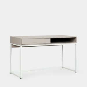 El escritorio Aidan en madera color gris perla con pata metálica blanca ofrece funcionalidad y estilo a cualquier espacio. Equipado con un cajón y un hueco superior
