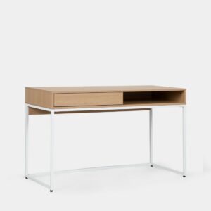 El escritorio Aidan en madera color natural con pata metálica blanca ofrece funcionalidad y estilo a cualquier espacio. Equipado con un cajón y un hueco superior