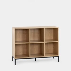 Complementa cualquier espacio de tu hogar con la estantería baja en madera color natural Remi. Sus estantes abiertos son perfectos para exhibir tus libros favoritos y objetos personales