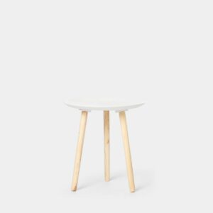 La mesa auxiliar en madera de abeto Hala aportará personalidad y calidez a cualquier estancia. Se trata de una mesa versátil que puedes utilizar tanto como mesa auxiliar o como mesita de noche en el dormitorio. Su forma redondeada y su tamaño