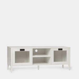 Aporta un toque elegante y sifisticado a tu salón con el mueble TV de 140 blanco en chapa de pino y madera de abedul Edan. Cuenta con dos puertas de cristal y dos estantes en los que podrás exhibir o almacenar todos tus accesorios multimedia y mantener el orden en tu hogar. También está disponible en otros acabados