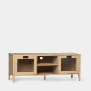 Aporta un toque elegante y sifisticado a tu salón con el mueble TV de 140 en chapa de pino y madera de abedul Edan. Cuenta con dos puertas de cristal y dos estantes en los que podrás exhibir o almacenar todos tus accesorios multimedia y mantener el orden en tu hogar. También está disponible en otros acabados