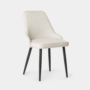 Aporta un toque de elegancia y confort a tu comedor con la silla Nika. Esta pieza combina un tapizado suave en color beige con patas metálicas negras