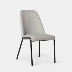 Eleva el estilo y la comodidad de tu hogar con la silla de comedor Deli. Su tapizado gris y sus patas metálicas negras añaden un toque de sofisticación y modernidad a cualquier espacio. Disponible en varios acabados