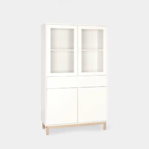 Añade un toque de estilo a cualquier espacio con la vitrina lacada en color blanco Elian. Sus dos amplias puertas acristaladas te permitirán exhibir tu mejor vajilla y objetos decorativos con elegancia