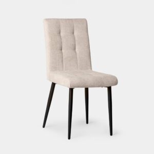 La silla de comedor tapizada Leia en beige con pata negra es ideal para quienes buscan combinar estilo