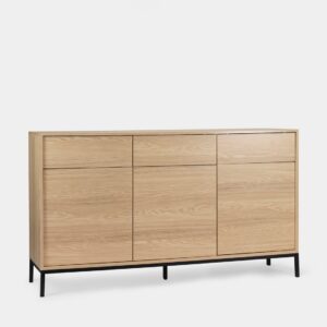 Añade elegancia y funcionalidad a tu salón con el aparador en madera color natural Remi. Sus tres puertas y tres cajones ofrecen amplio espacio de almacenamiento ideal para guardar vajilla