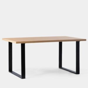La mesa de comedor rectangular Paul de estilo industrial no te la puedes perder. Incorpora un tablero en acabado natural con patas en metal pintado negro que le dan un aire actual y de tendencia. Es muy gruesa y resistente. Es apta para 6 comensales e ideal para compartir tus mejores momentos con familia o amigos. Su estilo atemporal la hace perfecta para tu salón comedor