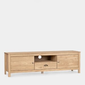 El mueble TV Oak elaborado en madera maciza acabado roble es perfecto para dale un toque cálido y acogedor a tu hogar. Su estilo rústico se ve reflejado en cada detalle