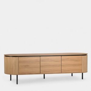 El mueble TV Helios en madera color natural combina elegancia y funcionalidad en un diseño de líneas suaves y forma redondeada. Sus puertas con cantos redondeados no solo realzan su estilo