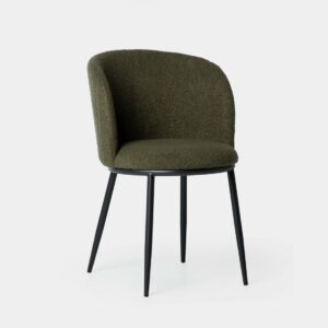 La silla de comedor Nolan tapizada en borreguito verde con pata metálica negra es la pieza ideal para completar la decoración de tu hogar. Su respaldo curvado envuelve a la perfección la espalda y aporta una gran sensación de confort y comodidad. Su tapizado en borreguito derrocha tendencia y estilo.