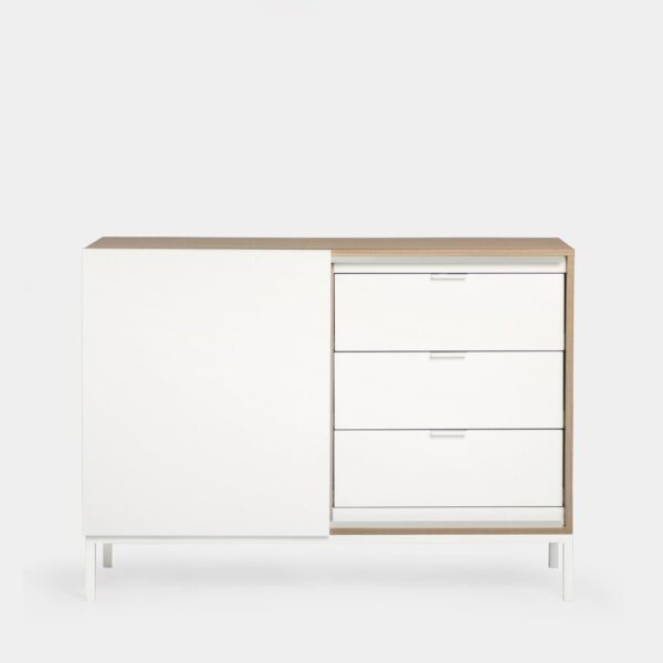 revela un estante interno. Este estante es perfecto para exhibir tus objetos decorativos favoritos o para almacenar artículos de uso diario. Combínalo con otras piezas de la colección para crear un ambiente armonioso y único en tu hogar.