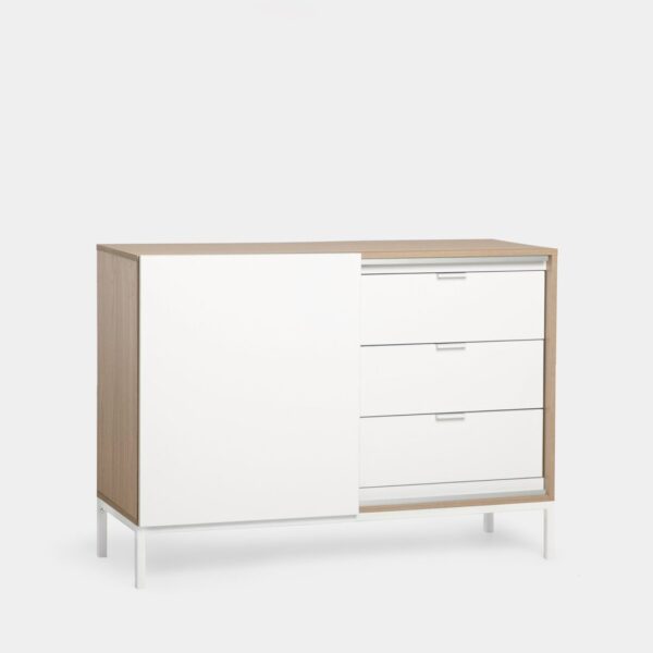 Añade un toque de almacenamiento y estilo a tu hogar con el aparador Denver en madera color natural y blanco. Este versátil aparador cuenta con tres cajones espaciosos y una puerta corredera que