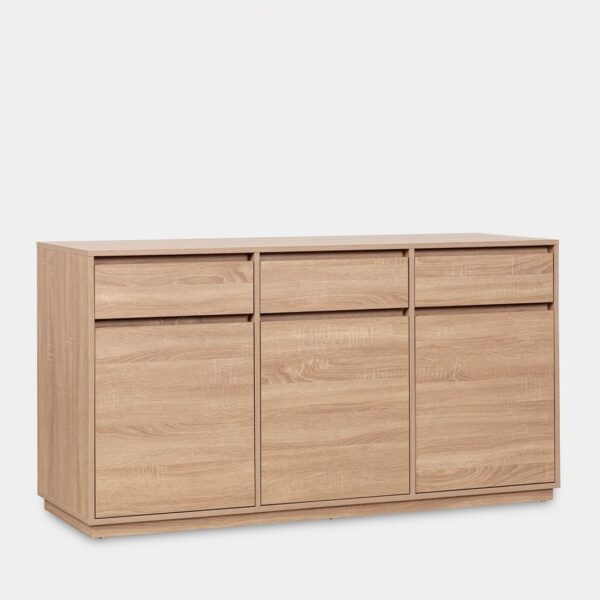 Dale un toque nórdico a tu hogar con el aparador Oslo en madera de color natural. Equipado con tres cajones superiores y tres puertas abatibles