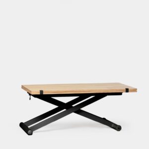 Aprovecha al máximo el espacio de tu hogar con la mesa de centro elevable y extensible Tapi. Su estructura metálica permite elevarla a la altura de una mesa de comedor
