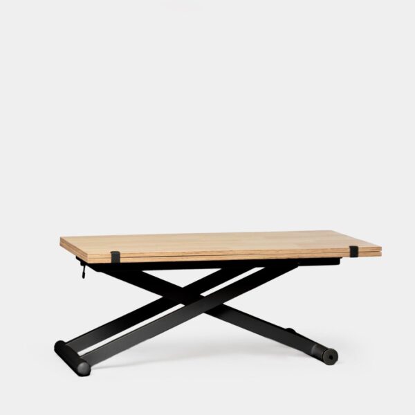 Aprovecha al máximo el espacio de tu hogar con la mesa de centro elevable y extensible Tapi. Su estructura metálica permite elevarla a la altura de una mesa de comedor