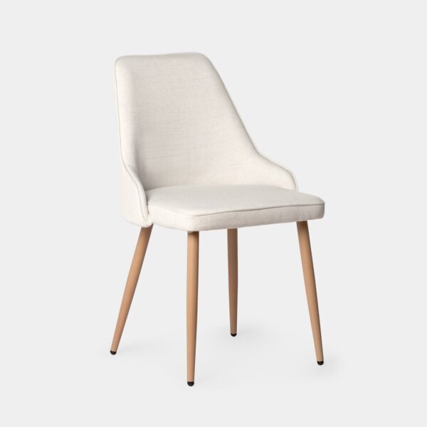 Aporta un toque de elegancia y confort a tu comedor con la silla Nika. Esta pieza combina un tapizado suave en color beige con patas metálicas efecto madera