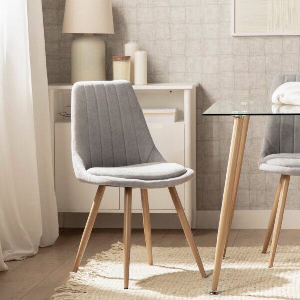 esta preciosa silla con patas de metal efecto madera destaca por su cómoda sentada y su diseño de líneas sencillas. Elige uno de los 4 colores disponibles en nuestra web y dale un toque elegante a tu salón.