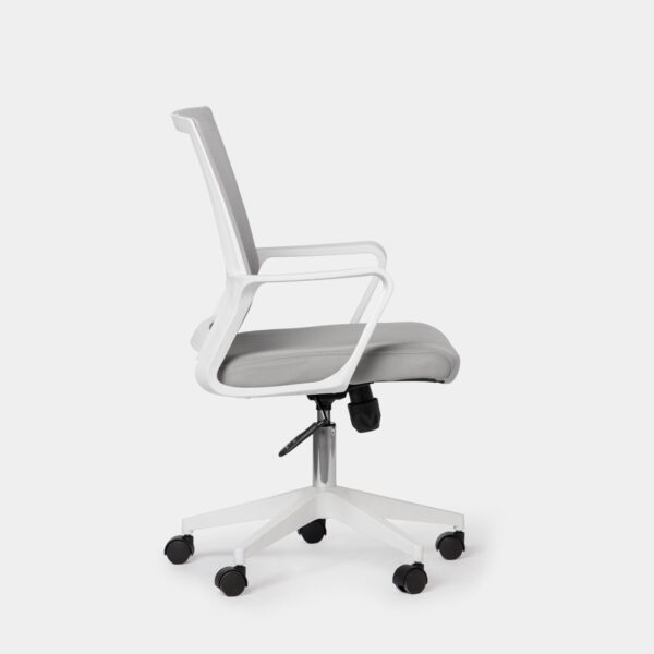 altura de asiento regulable y ruedas giratorias. Disponible en varios acabados