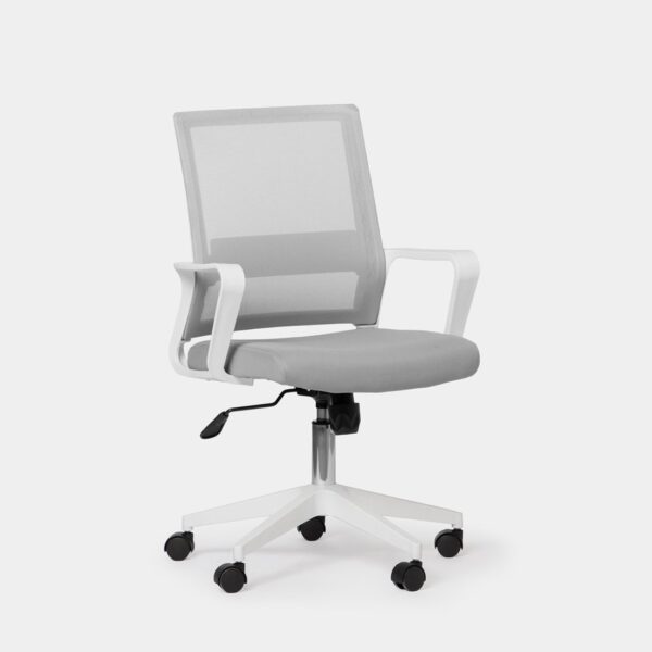 La silla de escritorio Sayla en color gris es ideal para completar el espacio de trabajo o estudio de tu casa. Se trata de una silla ergonómica que te permitirá trabajar cómodamente durante muchas horas. Cuenta con refuerzo lumbar