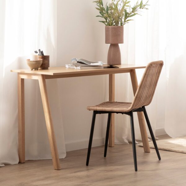 fabricada en madera de hevea. Con sus líneas limpias y estilo escandinavo