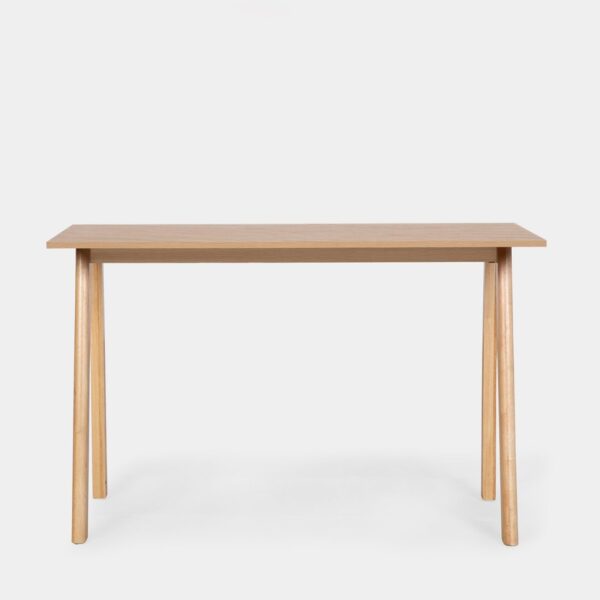 esta mesa aporta un toque de modernidad y calidez a cualquier ambiente. Ideal para oficinas en casa
