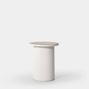 La mesa auxiliar Niveo destaca por su elegante contraste entre la estructura metálica que imita el microcemento y el sobre de chapa de madera. Es perfecta para combinar con el otro tamaño disponible y crear una composición llena de estilo. Ideal para aportar un toque moderno y elegante a cualquier espacio