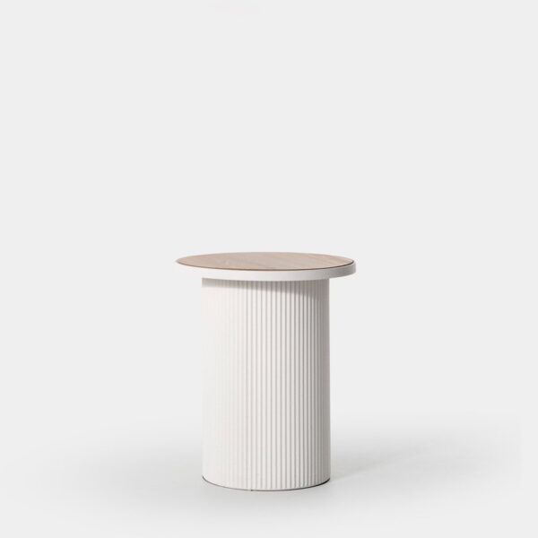 La mesa auxiliar Niveo destaca por su elegante contraste entre la estructura metálica que imita el microcemento y el sobre de chapa de madera. Es perfecta para combinar con el otro tamaño disponible y crear una composición llena de estilo. Ideal para aportar un toque moderno y elegante a cualquier espacio