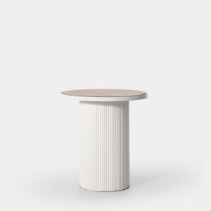 La mesa auxiliar Niveo destaca por su elegante contraste entre la estructura metálica que imita el microcemento y el sobre de chapa de madera. Su diseño versátil la hace ideal tanto como mesa auxiliar en el salón como mesita de noche en el dormitorio. Sin duda