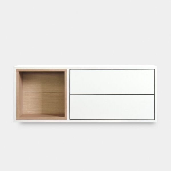cuenta con un hueco en madera color natural