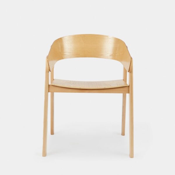 combina elegancia y confort. Su respaldo ergonómico y reposabrazos ofrecen un soporte excepcional
