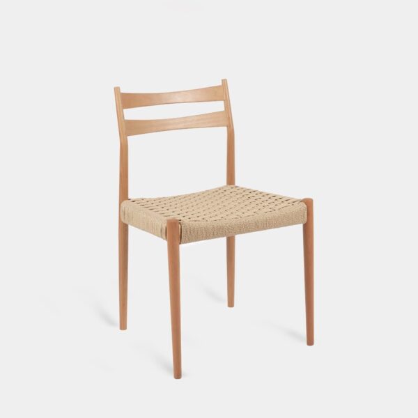 La silla de comedor Vina combina la robustez de la madera de haya con la calidez del asiento de cuerda. Su diseño minimalista destaca la belleza de los materiales naturales