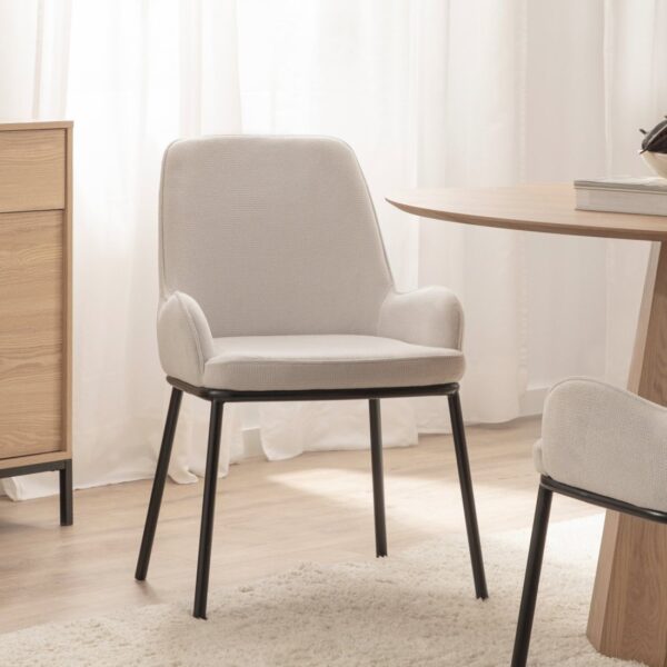 esta silla eleva instantáneamente el ambiente de cualquier comedor. Su respaldo ergonómico garantiza un apoyo adecuado durante largas reuniones. Descubre cómo la silla Dama fusiona estilo y funcionalidad