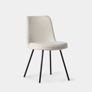 Añade un toque de estilo y confort a tu comedor con la silla de comedor Tera. Su suave tapizado en bouclé beige y sus patas metálicas negras ofrecen un equilibrio perfecto entre elegancia y comodidad. Disponible en varios tapizados