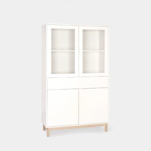 Añade un toque de estilo a cualquier espacio con la vitrina lacada en color blanco Elian. Sus dos amplias puertas acristaladas te permitirán exhibir tu mejor vajilla y objetos decorativos con elegancia