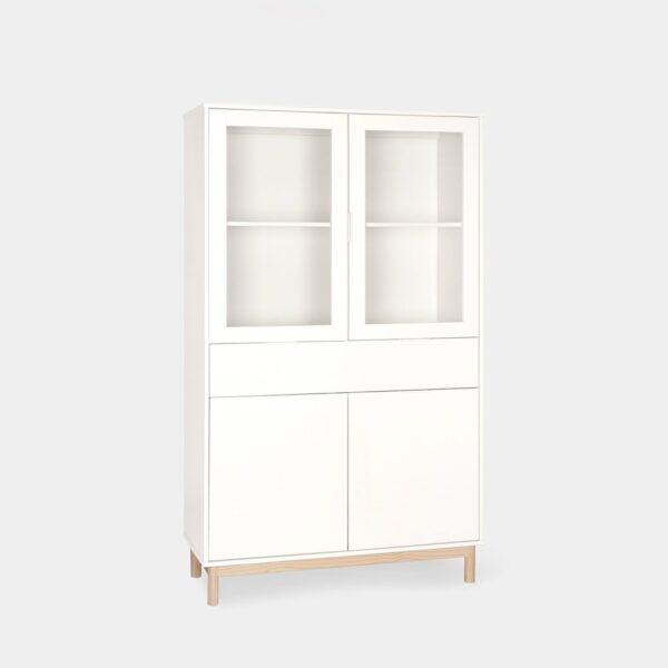Añade un toque de estilo a cualquier espacio con la vitrina lacada en color blanco Elian. Sus dos amplias puertas acristaladas te permitirán exhibir tu mejor vajilla y objetos decorativos con elegancia