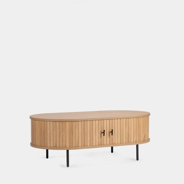 Añade un toque moderno a tu sala de estar con la mesa de centro Breda. Su diseño redondeado y sus dos puertas correderas de estilo persiana no solo aportan un toque distintivo