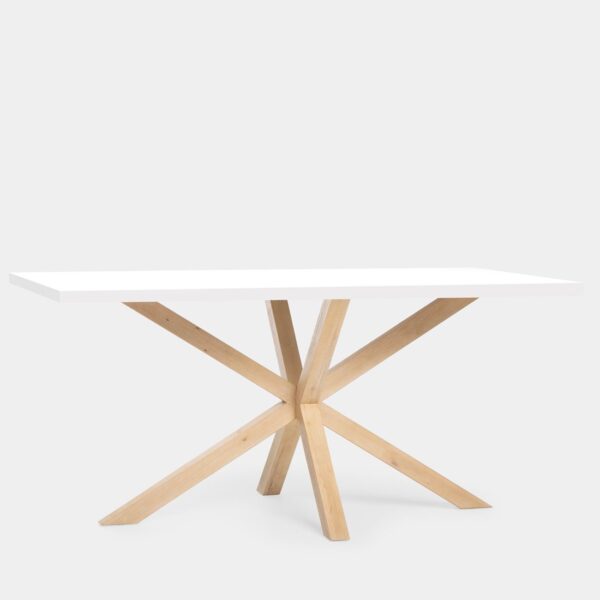 La mesa de comedor rectangular Emerald es la mesa perfecta para aportar elegancia y sofisticación a tu salón