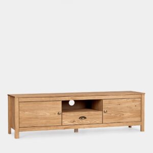 El mueble TV Oak elaborado en madera maciza acabado roble es perfecto para dale un toque cálido y acogedor a tu hogar. Su estilo rústico se ve reflejado en cada detalle